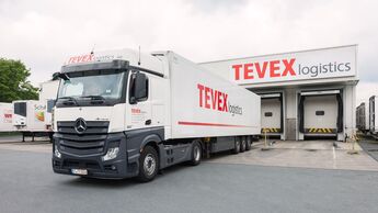 Lkw von Tevex Logistics, einer Tönnies-Tochter, an der Rampe.