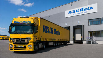 Lkw von Willi Betz vor einem Logistikzentrum – Aventra übernimmt Betz International nach der Insolvenz.