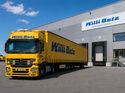 Lkw von Willi Betz vor einem Logistikzentrum – Aventra übernimmt Betz International nach der Insolvenz.