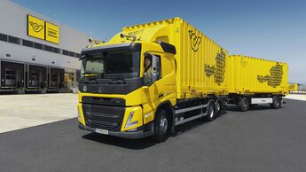 Lkw vor Logistikzentrum der Österreichischen Post