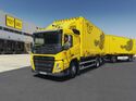 Lkw vor Logistikzentrum der Österreichischen Post
