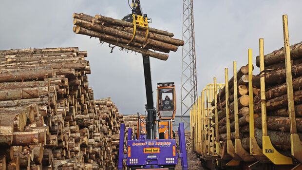 Load with Style. Holzlaster mit Ladekran, Supertruck FF 4/2018. Schweden, Volvo FH.