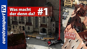Luftaufnahme eines roten MAN TGS mit riesiger Arbeitsbühne neben einem Kirchturm in der Altstadt von Nördlingen. Zu sehen sind das eurotransportTV-Logo, der Serienstempel sowie der Thumbnail-Text „Was macht der denn da? #1“.