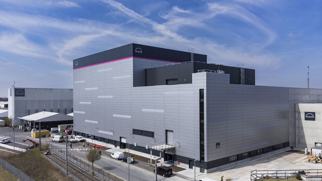 MAN startet mit der Serienproduktion von Batterien für elektrische Lkw. Das Unternehmen investierte rund eine halbe Milliarde Euro in den Standort.