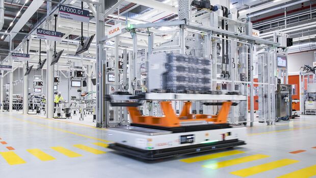 MAN startet mit der Serienproduktion von Batterien für elektrische Lkw. Das Unternehmen investierte rund eine halbe Milliarde Euro in den Standort.