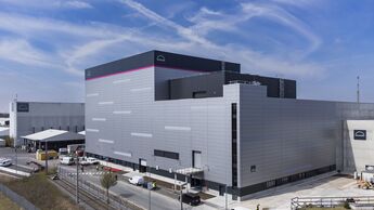 MAN startet mit der Serienproduktion von Batterien für elektrische Lkw. Das Unternehmen investierte rund eine halbe Milliarde Euro in den Standort.