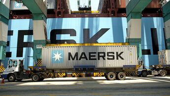 Maersk-Container bei der Verladung am Terminal