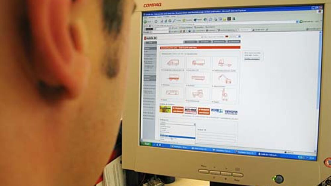 Mann am Computerbildschirm