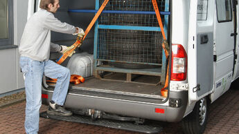 Mann beim Beladen eines Transporters