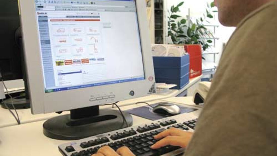 Mann sucht auf Mobile.de nach Nutzfahrzeugen