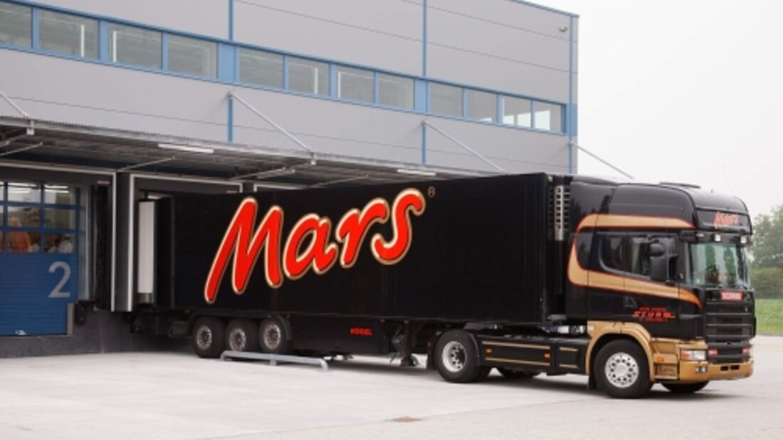 Mars-Sattelzug an der Laderampe.