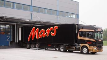 Mars-Sattelzug an der Laderampe.