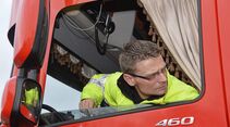 Martin Schumacher von Velog aus Knittlingen fährt mit einem Schubbodenauflieger quer durch Deutschland. Gegen Eisbildung auf der Dachplane sorgt ein einfaches Hubsystem. Profi im Profil FF 3/2018.