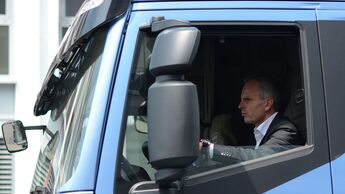 Matthias Strehl, Geschäftsführer von Meyer Logistik, im Iveco Stralis NP.