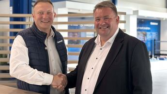 Maximilian Birle, Head of Telematics & Digital Services bei Krone, und Lutz Siegert, Country Manager DACH & CEE bei Platform Science, besiegeln die Partnerschaft.
