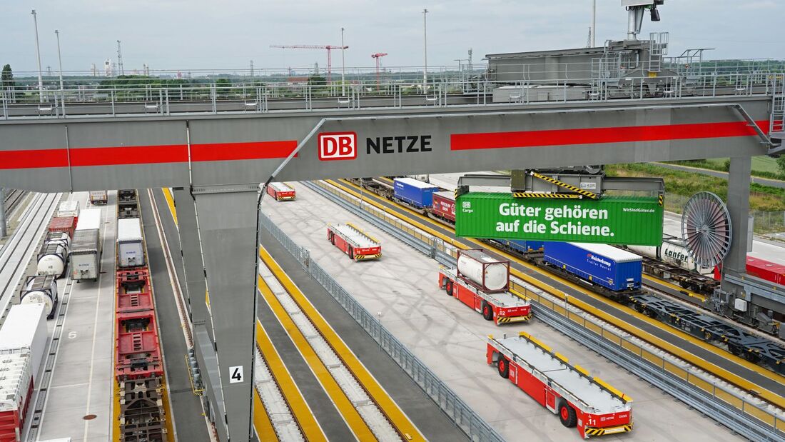 MegaHub Lehrte >< DB Cargo "Güter gehören auf die Schiene" (Symbolbild)