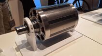 Mehr als 800 Kilometer Reichweite, rund 600 Kilogramm weniger Gewicht und ein neuer E-Motor ohne Seltene Erden: MAHLE zeigt auf der IAA Transportation 2026 zwei neue Antriebslösungen für schwere Nutzfahrzeuge.