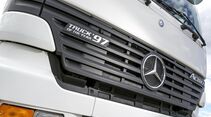 Mehr als die neue Schwere Klasse: 1996 stellt Mercedes-Benz den Actros vor. Ein Kunstwort, genauso wie die im Actros umgesetzte Telligent-Strategie mit ihrer wegweisenden elektronischen Steuerung und Vernetzung. Auch der Fahrerarbeitsplatz gewinnt deutlich an Raum. Der „Truck of the Year“-Titel ist ihm sicher. 
