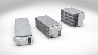 Mehrere Batterypacks von MAN Engines sind nebeneinander aufgestellt.