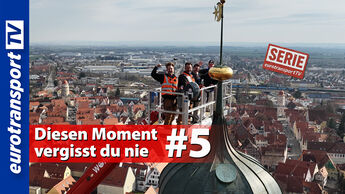 Mehrere Personen stehen in einer Hebebühne direkt neben der Spitze des Kirchturms „Daniel“ hoch über Nördlingen. Zu sehen sind das eurotransportTV-Logo, der Serienstempel sowie der Thumbnail-Text „Diesen Moment vergisst du nie #5“.