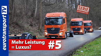 Mehrere orangefarbene Mercedes-Benz Actros mit 510 PS fahren auf der Straße. Die Lkw gehören zur Spedition von Joachim Fehrenkötter. Links im Bild prangt das eurotransportTV-Logo, oben ist der Serien-Stempel zu sehen. Im unteren Drittel steht in roter Einblendung: „Mehr Leistung = Luxus? #5“. 