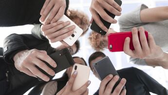 Meldungen, Online, Leute, Telefon, Connection, Frau, miteinander, Mann, erwachsen, soziales, Technologie, Gruppe, anders, Smartphone, Sucht, zusammen, Spaß, Hand, Hände, jung, Bodycheck, schauend, lächelnd, Einheit, Vielfalt, Freundschaft, Selfie, Nachrichtenvermittlung, nehmend, Schnappschuss, Hobby, close-up, Entspannung, Telefon, Handy, Mobil, touch screen, Lebensstil, Holding, lässig, kommunizieren