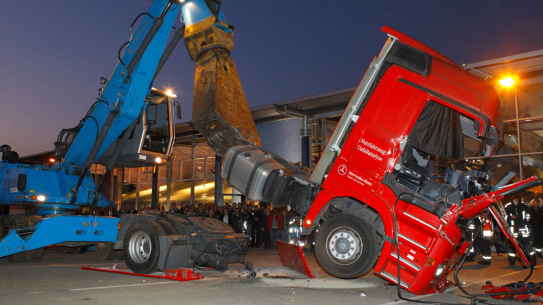 Mercedes Actros , Bagger zerlegt Mercedes