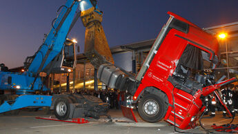Mercedes Actros , Bagger zerlegt Mercedes