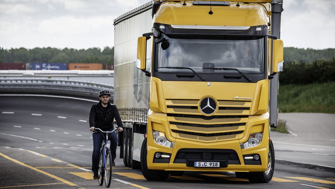 Mercedes-Benz; Abbiege-Assistent; Abbiegen mit Radfahrer in der Schleppkurve