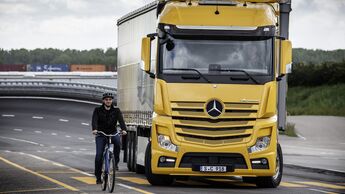 Mercedes-Benz; Abbiege-Assistent; Abbiegen mit Radfahrer in der Schleppkurve