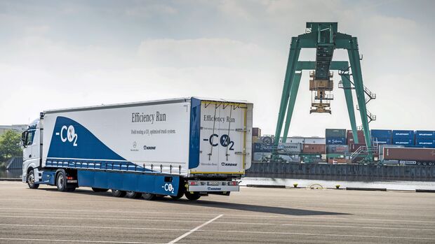 Mercedes-Benz Actros 1845 LS 4x2, neue Generation, Exterieur, arktik-weiß, OM 471 Euro VI mit 330 kW (449 PS), 12,8 L Hubraum, 2,5m L-StreamSpace-Fahrerhaus, Trailer: Krone Profi Liner Efficiency // Mercedes-Benz Actros 1845 LS 4x2, latest generation, Exterior, arctic white, OM 471 Euro VI rated at 330 kW/449 hp, displacement 12.8 l, 2.5 m L-StreamSpace cabin, trailer: Krone Profi Liner Efficiency