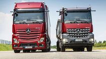 Mercedes-Benz Actros 1863 LS 4x2 (links), Exterieur, antikrot metallic, L-Fahrerhaus, SoloStar Concept, GigaSpace, OM 473 Euro VI mit 460 kW (625 PS), 15,6 L Hubraum, 12-Gang Mercedes PowerShift 3, Active Brake Assist 5, Abstandshalte-Assistent, Verkehrszeichen-Assistent, Spurhalte-Assistent, Stabilitätsregel-Assistent, Aufmerksamkeits-Assistent, Active Drive Assist, MirrorCam, Multimedia Cockpit interactive, Predictive Powertrain Control mit Erweiterung um Interurban, BiXenon-Scheinwerfer // Mercedes-Benz Actros 1863 LS 4x2 (left), Exterior,antique red metallic, L-Cab, SoloStar Concept, GigaSpace, OM 473 Euro VI rated at 460 kW/625 hp, displacement 15.6 l, 12-speed Mercedes PowerShift transmission 3, Active Brake Assist 5, Proximity Assist, Traffic-Sign-Recognation-Assist, Lane Keeping Assist, Stability Assist, Attention Assist, Active Drive Assist, MirrorCam, Multimedia Cockpit interactive, Predictive Powertrain Control with extension Interurban, BiXenon headlamps.
Mercedes-Benz Arocs 1845 LS 4x2 (rechts), Exterieur, antikrot metallic, L-Fahrerhaus, ClassicSpace, OM 471 Euro VI mit 330 kW (449 PS), 12,8 L Hubraum, 12-Gang Mercedes PowerShift 3, Hydraulik Auxiliary Drive, Spurhalte-Assistent, Stabilitätsregel-Assistent, Aufmerksamkeits-Assistent, MirrorCam, Multimedia Cockpit, Predictive Powertrain Control, BiXenon-Scheinwerfer // Mercedes-Benz Arocs 1845 LS 4x2 (right), Exterior, antique red metallic,  L-Cab, ClassicSpace, OM 471 Euro VI rated at 330 kW/449 hp, displacement 12.8 l, 12-speed Mercedes PowerShift transmission 3, Hydraulik Auxiliary Drive, Lane Keeping Assist, Stability Assist, Attention Assist, MirrorCam, Multimedia Cockpit, Predictive Powertrain Control, BiXenon headlamps.