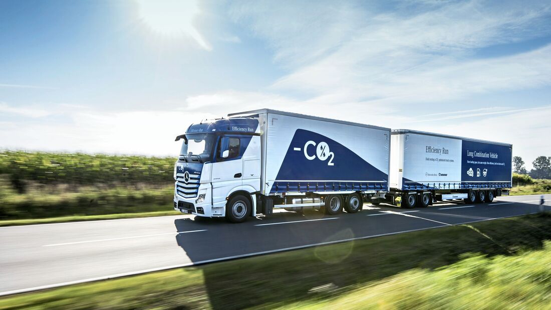 Mercedes-Benz Actros 2545 L 6x2, neue Generation, Exterieur, weiß, OM 471 Euro VI mit 330 kW (449 PS), 12,8 L Hubraum, 2,5m L-StreamSpace-Fahrerhaus, Trailer: Krone Mega Liner // Mercedes-Benz Actros 2545 L 6x2, latest generation, Interior, dinamica star black, OM 471 Euro VI rated at 330 kW/449 hp, displacement 12.8 l, 2.5 m L-StreamSpace cabin, trailer: Krone Mega Liner