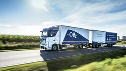 Mercedes-Benz Actros 2545 L 6x2, neue Generation, Exterieur, weiß, OM 471 Euro VI mit 330 kW (449 PS), 12,8 L Hubraum, 2,5m L-StreamSpace-Fahrerhaus, Trailer: Krone Mega Liner // Mercedes-Benz Actros 2545 L 6x2, latest generation, Interior, dinamica star black, OM 471 Euro VI rated at 330 kW/449 hp, displacement 12.8 l, 2.5 m L-StreamSpace cabin, trailer: Krone Mega Liner