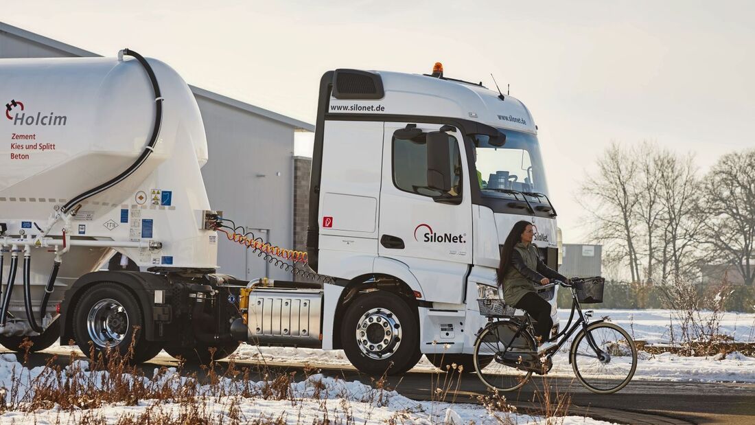 Mercedes-Benz Actros mit neuem Active Brake Assist 4 und Abbiege-Assistent