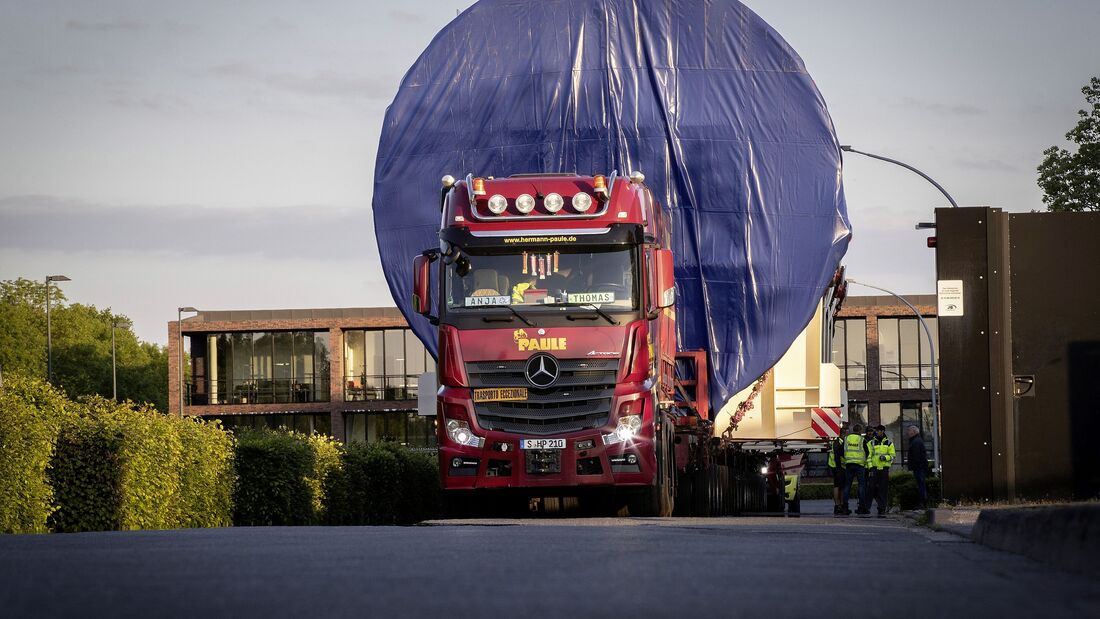 Mercedes-Benz Actros transportiert Druckbehälter