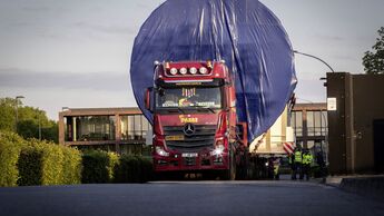 Mercedes-Benz Actros transportiert Druckbehälter
