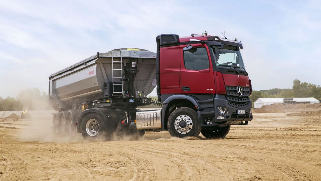 Mercedes-Benz Arocs 1845 LS 4x2, Exterieur, antikrot metallic, L-Fahrerhaus, ClassicSpace, OM 471 Euro VI mit 330 kW (449 PS), 12,8 L Hubraum, 12-Gang Mercedes PowerShift 3, Hydraulik Auxiliary Drive, Spurhalte-Assistent, Stabilitätsregel-Assistent, Aufmerksamkeits-Assistent, MirrorCam, Multimedia Cockpit, Predictive Powertrain Control, BiXenon-Scheinwerfer // Mercedes-Benz Arocs 1845 LS 4x2, Exterior, antique red metallic, L-Cab, ClassicSpace, OM 471 Euro VI rated at 330 kW/449 hp, displacement 12.8 l, 12-speed Mercedes PowerShift transmission 3, Hydraulik Auxiliary Drive, Lane Keeping Assist, Stability Assist, Attention Assist, MirrorCam, Multimedia Cockpit, Predictive Powertrain Control, BiXenon headlamps.