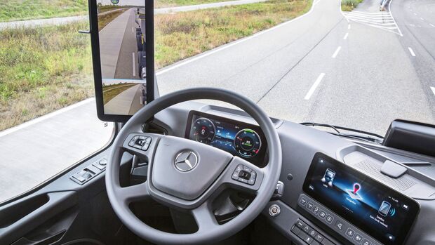 Mercedes-Benz Arocs 1845 LS 4x2, Interieur, antikrot metallic, L-Fahrerhaus, ClassicSpace, OM 471 Euro VI mit 330 kW (449 PS), 12,8 L Hubraum, 12-Gang Mercedes PowerShift 3, Hydraulik Auxiliary Drive, Spurhalte-Assistent, Stabilitätsregel-Assistent, Aufmerksamkeits-Assistent, MirrorCam, Multimedia Cockpit, Predictive Powertrain Control, BiXenon-Scheinwerfer // Mercedes-Benz Arocs 1845 LS 4x2, Interior, antique red metallic,  L-Cab, ClassicSpace, OM 471 Euro VI rated at 330 kW/449 hp, displacement 12.8 l, 12-speed Mercedes PowerShift transmission 3, Hydraulik Auxiliary Drive, Lane Keeping Assist, Stability Assist, Attention Assist, MirrorCam, Multimedia Cockpit, Predictive Powertrain Control, BiXenon headlamps.