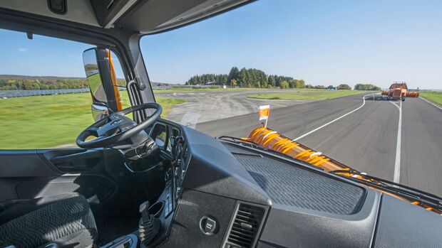 Mercedes-Benz Arocs 2045 AS 4x4, OM 470 LA, Grounder, 315 kW (428 PS) und 2100 Nm Drehmoment, Schneeräum-Sattelzug, Automatisiertes Fahren, Remote Truck Interface // Mercedes-Benz Arocs 2045 AS 4x4, OM 470 LA, Grounder, 315 kW (428 hp) and 2100 Nm of torque, snow-clearing semitrailer combination, automated driving, Remote Truck Interface