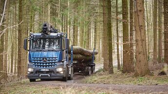 Mercedes-Benz Arocs 2658 L 6×4 im Langholztransport bei Holz-Krause
Mercedes-Benz Arocs 2658 L 6×4 as log transporter at Holz-Krause