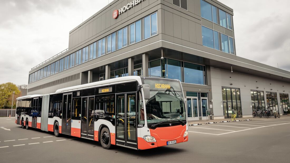 Mercedes-Benz CapaCity L: Riesen-Stadtbusse für Hamburg: Hamburger Hochbahn AG erhält 60 Großraum-Gelenkbusse Mercedes Benz CapaCity L

