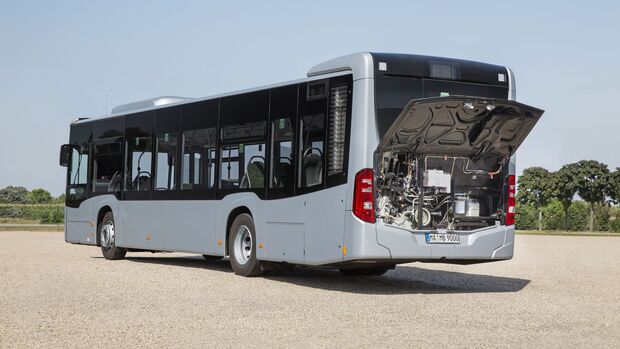 Mercedes-Benz Citaro hybrid, Exterieur, eisblau metallic, OM 936 h mit 220 kW (299 PS), 7,7 L Hubraum, Elektro-Motor mit 14 kW, 6-Gang-Automatikgetriebe, LED-Scheinwerfer, Länge/Breite/Höhe: 12.135/2.550/3.120 mm, Beförderungskapazität: max. 1/96 // Mercedes-Benz Citaro hybrid, Exterior, ice blue metallic, OM 936 h rated at 220 kW/299 hp, displacement 7.7 l, electric motor rated at 14 kW, 6-speed automatic transmission, LED headlamps, length/width/height: 12135/2550/3120 mm, passenger capacity: max. 1/96.