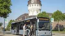 Mercedes-Benz Citaro hybrid, Exterieur, eisblau metallic, OM 936 h mit 220 kW (299 PS), 7,7 L Hubraum, Elektro-Motor mit 14 kW, 6-Gang-Automatikgetriebe, LED-Scheinwerfer, Länge/Breite/Höhe: 12.135/2.550/3.120 mm, Beförderungskapazität: max. 1/96 // Mercedes-Benz Citaro hybrid, Exterior, ice blue metallic, OM 936 h rated at 220 kW/299 hp, displacement 7.7 l, electric motor rated at 14 kW, 6-speed automatic transmission, LED headlamps, length/width/height: 12135/2550/3120 mm, passenger capacity: max. 1/96.