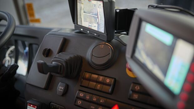 Mercedes-Benz Econic mit „High Visibility Fahrerhaus“ mit tief gezogener Panoramascheibe und bodentiefer Verglasung der Beifahrertür, Abbiege-Assistent und Active Brake Assist 3 sammeln den Abfall im Kreis Ludwigsburg.