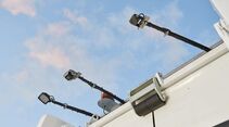Mercedes-Benz Econic mit „High Visibility Fahrerhaus“ mit tief gezogener Panoramascheibe und bodentiefer Verglasung der Beifahrertür, Abbiege-Assistent und Active Brake Assist 3 sammeln den Abfall im Kreis Ludwigsburg.