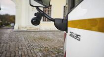 Mercedes-Benz Econic mit „High Visibility Fahrerhaus“ mit tief gezogener Panoramascheibe und bodentiefer Verglasung der Beifahrertür, Abbiege-Assistent und Active Brake Assist 3 sammeln den Abfall im Kreis Ludwigsburg.