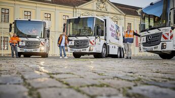 Mercedes-Benz Econic mit „High Visibility Fahrerhaus“ mit tief gezogener Panoramascheibe und bodentiefer Verglasung der Beifahrertür, Abbiege-Assistent und Active Brake Assist 3 sammeln den Abfall im Kreis Ludwigsburg.