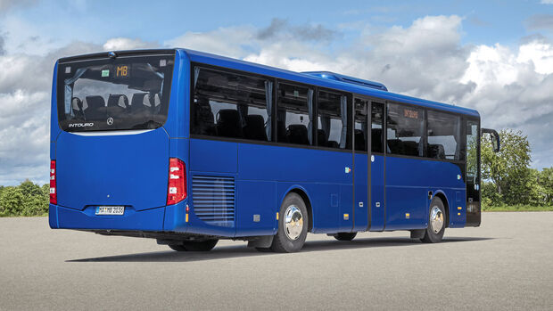 Mercedes-Benz Intouro, Exterieur, blau metallic, OM 936 mit 260 kW (354 PS), 7,7 L Hubraum, 8-Gang Mercedes PowerShift, Active Brake Assist 5, Sideguard Assist, Spur-Assistent, BiXenon-Scheinwerfer, Länge/Breite/Höhe: 12.180/2.550/3.365 mm, Bestuhlung: 1/55 // Mercedes-Benz Intouro (left), Exterior, blue metallic, OM 936 rated at 260 kW/354 hp, displacement 7.7 l, 8-speed Mercedes PowerShift transmission, Active Brake Assist 5, Sideguard Assist, Lane Assist, BiXenon headlamps, length/width/height: 12180/2550/3365 mm, seating: 1/55.