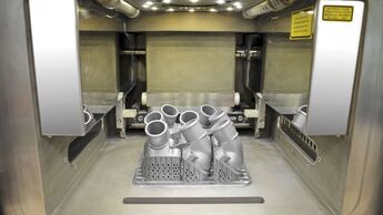 Mercedes-Benz Lkw ist weltweit Technologieführer beim Einsatz von 3D-Druckteilen und produziert künftig auch komplexe metallische Ersatz- und Sonderbauteile in höchster Qualität. Der Blick in den Innenraum des 3D-Druckers zeigt die ersten gedruckten Thermostatabdeckungen, die noch mit der Bauplattform verbunden sind. Nach dem Entfernen von Plattform und stützender Struktur wird das abgesaugte, gesiebte und gereinigte Aluminium-Silizium- Metallpulver ökologisch der Wiederverwendung zugeführt. 

Mercedes-Benz Trucks is the worldwide technological leader in the use of 3D printed components, and will in future also produce complex metallic spare and special parts in first-class quality. The view into the interior of the 3D printer shows the first printed thermostat covers, which are still connected to the work platform. After removal of the platform and support structure, the aluminium/silicon metallic powder is removed by suction, sieved, cleaned and ecologically fed back into the recycling system.